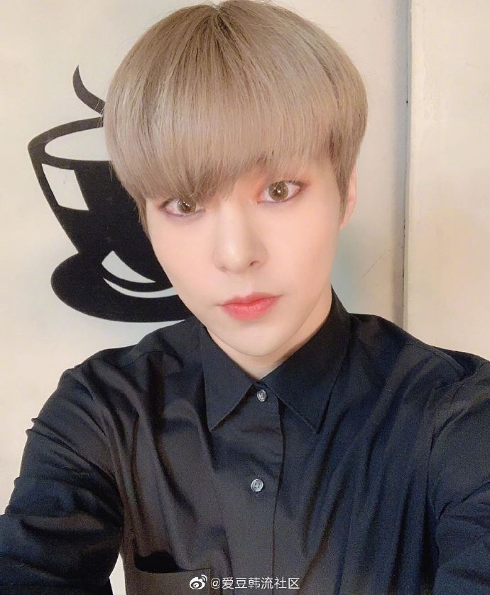 Xiumin最新图片,学习变化的力量,自信与成就感的旅程展示