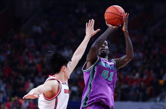 CBA最新外援的日常生活与球场风采