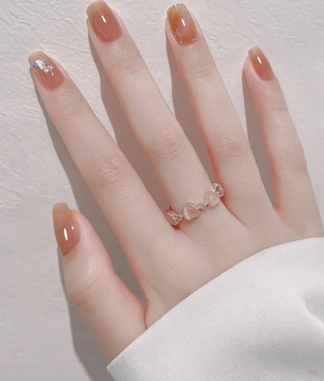 小巷深处的时尚秘密揭晓，最新指甲款式精选展示