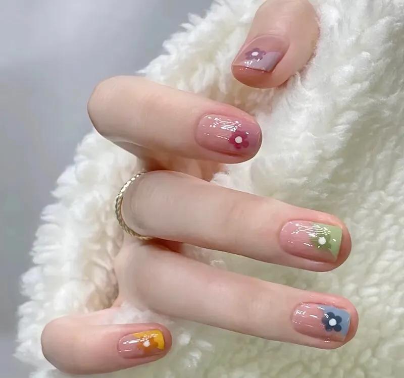 小巷深处的时尚秘密揭晓,最新指甲款式精选展示