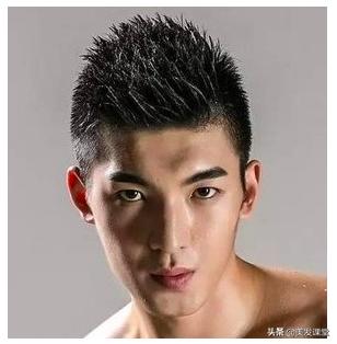 最新男短发流行趋势，小巷深处的时尚探索