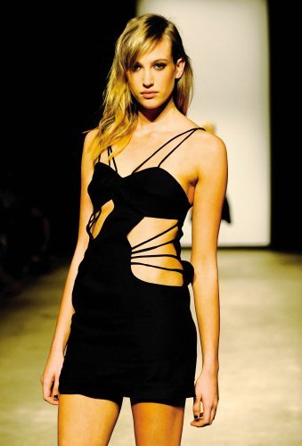 时尚泳衣镂空设计，挑战与魅力的并存