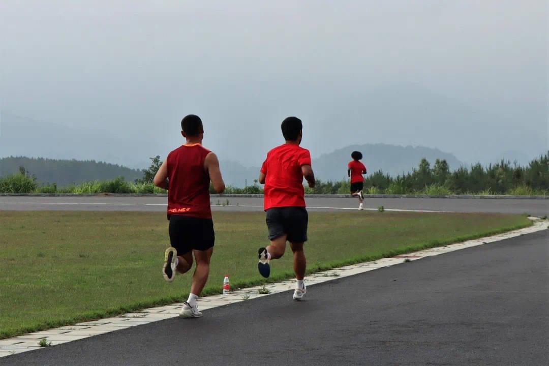 南京足球小镇最新动态，阳光灿烂的足球故事揭秘
