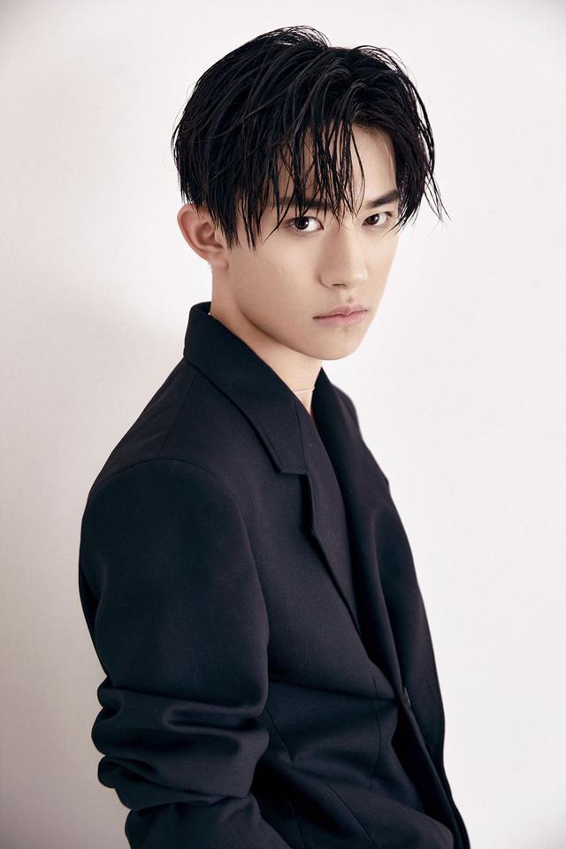 易烊千玺最新图片大全,易烊千玺最新图片大全,小巷深处的宝藏小店