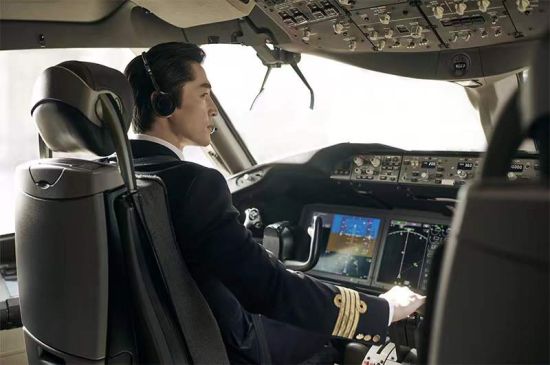 胡歌主演东航最新宣传片,引领未来的航空之旅