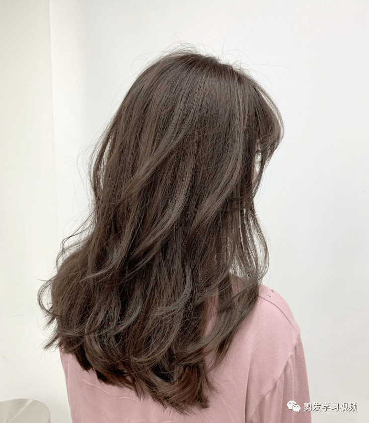 最新烫发款，时尚卷发潮流的魅力展现