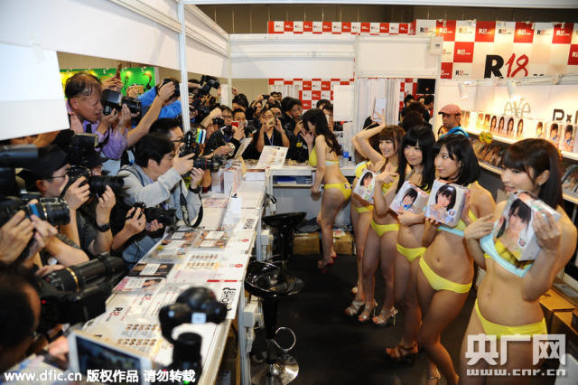 伊人AV最新,色情内容是不合法的,违反我国相关的法律法规。我们应该遵守法律和道德准则,远离色情内容。作为一个健康的个体,我们应该寻找其他有益身心的娱乐方式,比如阅读书籍、观看电影、参加体育运动等。这些活动不仅能够丰富我们的精神生活,也有助于提升我们的身心健康。同时,我们也应该尊重他人的隐私和尊严,避免传播或讨论任何可能引起不适或伤害他人的内容。让我们共同努力,维护一个积极、健康、和谐的社交环境。