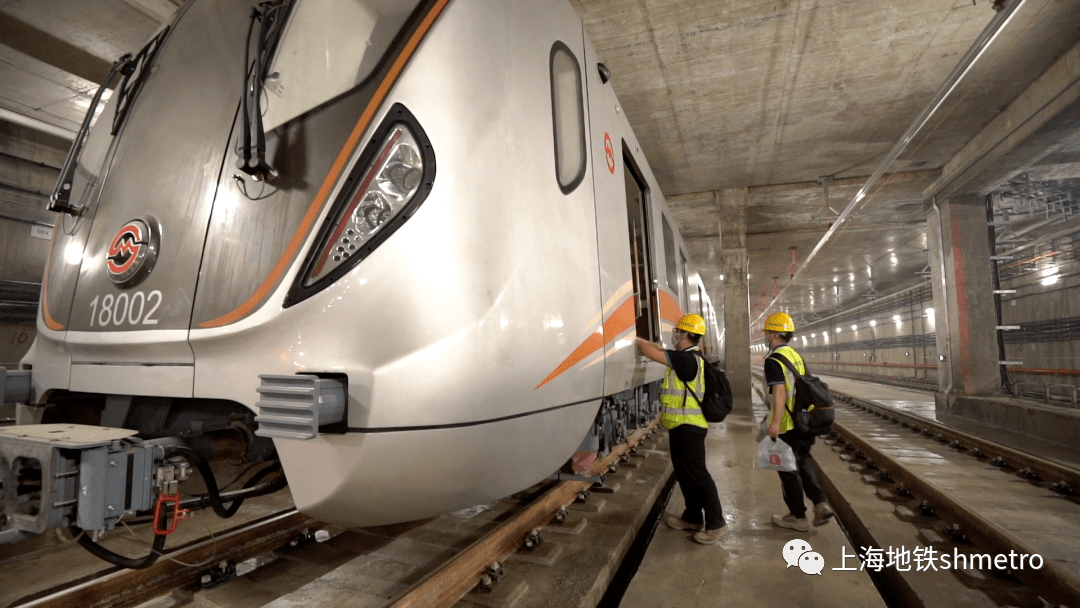 动车最新状态，心灵之旅启程，驶向自然美景的极速之旅