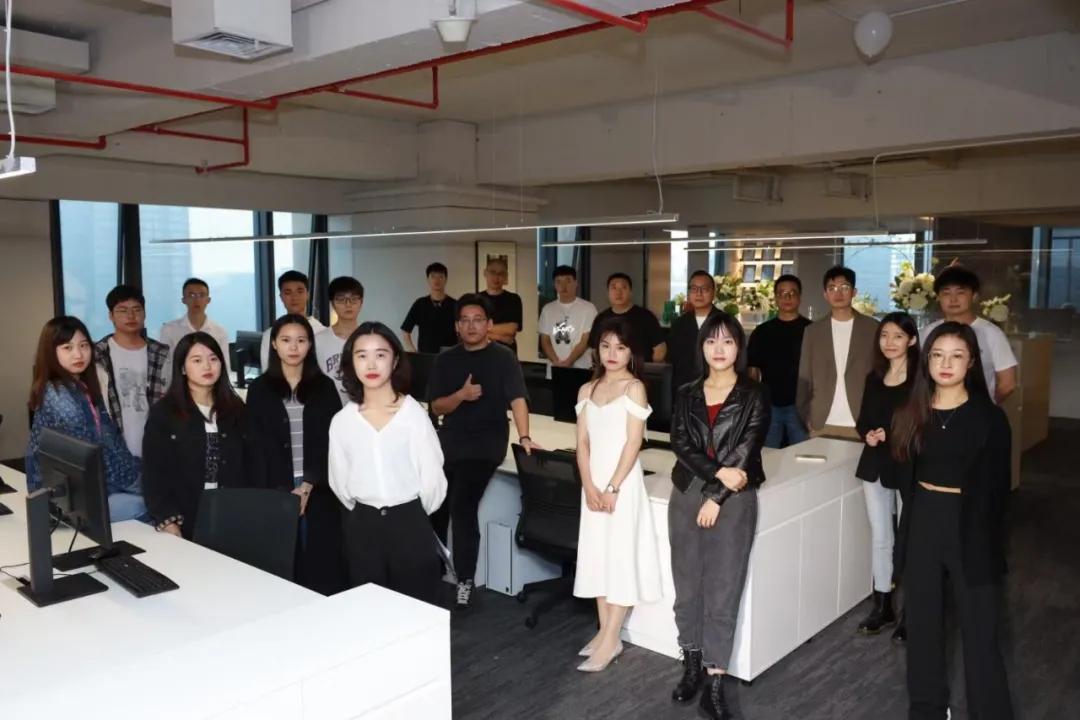 最新视飞视频，友情飞翔与家的温馨时刻