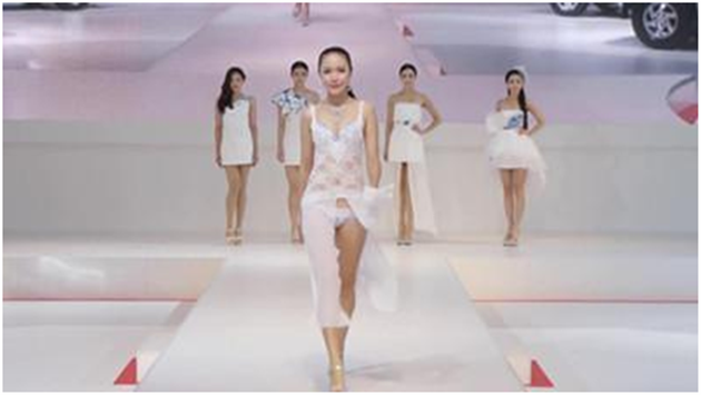 草根模特的时尚巅峰之旅，众筹之路的励志之旅