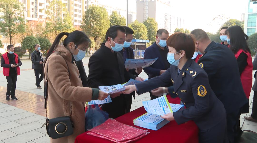 交通运输新法规下的温情之旅，小明的法规智慧之路