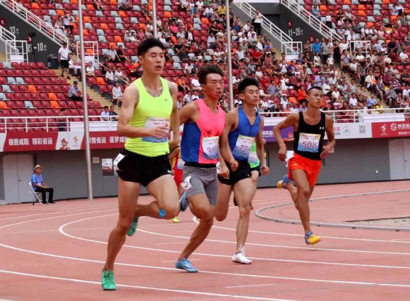 田径运动员最新比赛，赛场内外的温馨日常记录