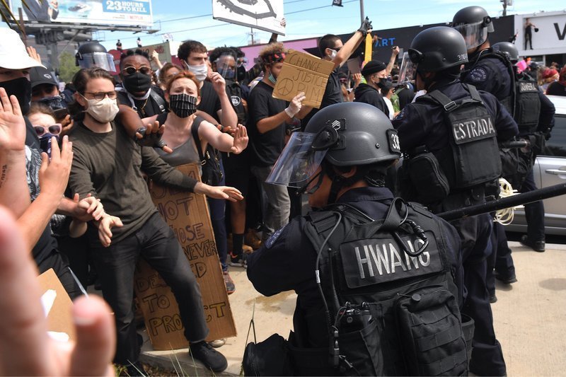 科技引领变革背景下,抗议最新消息与智能新品重塑生活体验之争