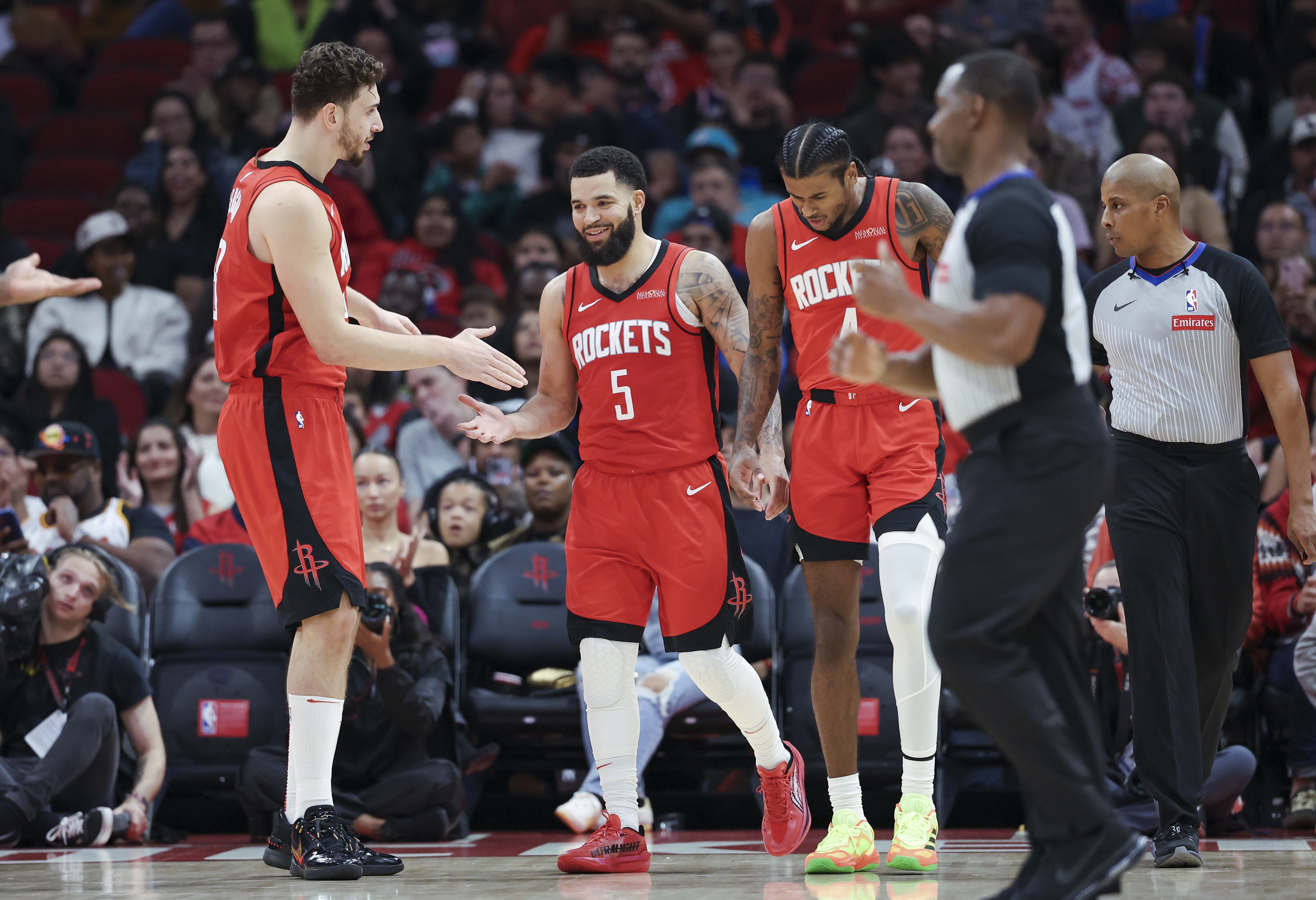 火箭队热身赛热血上演，期待新季再创佳绩！