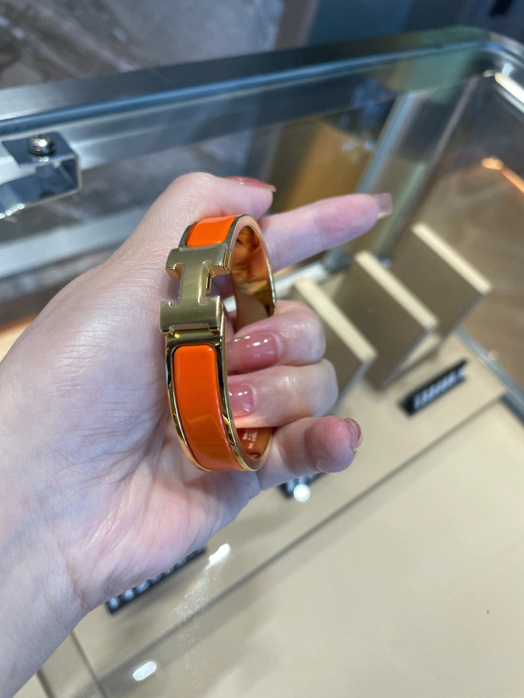 爱马仕手镯最新款，爱的纽带与温馨日常的时尚魅力