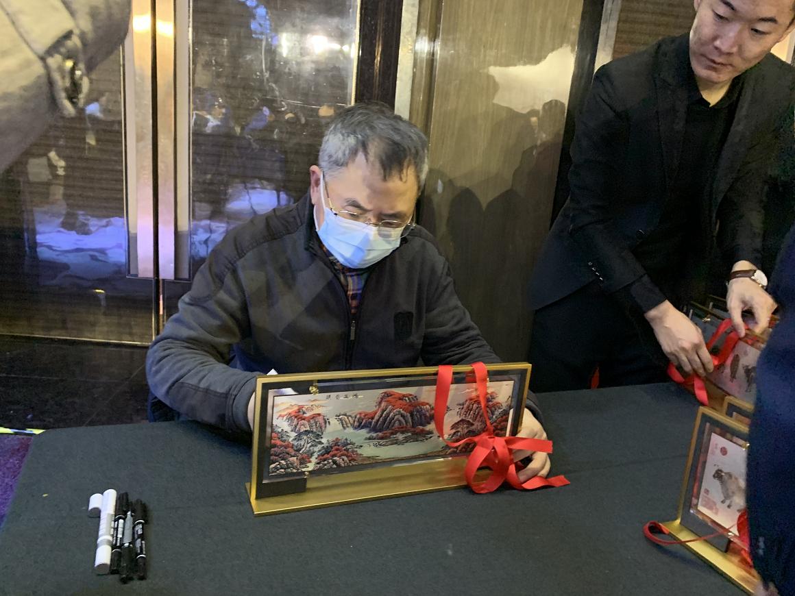 银行贵金属最新动态，投资与风险并存