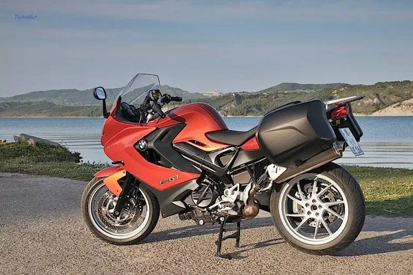 最新款大型摩托车,自然美景探索之旅启动