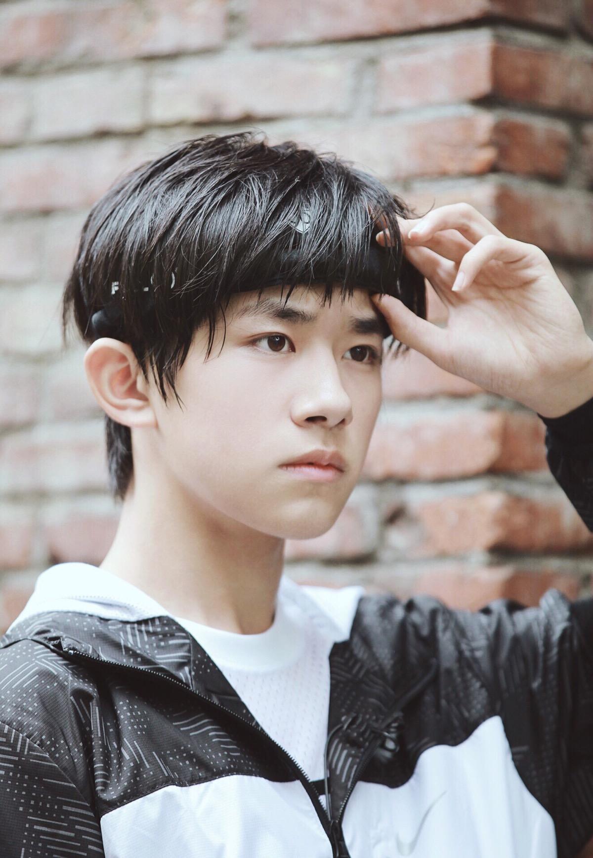 易烊千玺最新手机壁纸与小巷特色小店的独特魅力