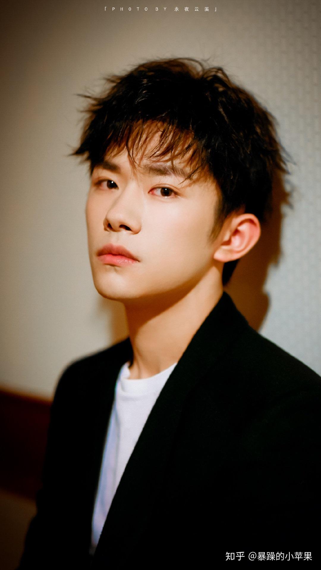 易烊千玺最新手机壁纸与小巷特色小店的独特魅力