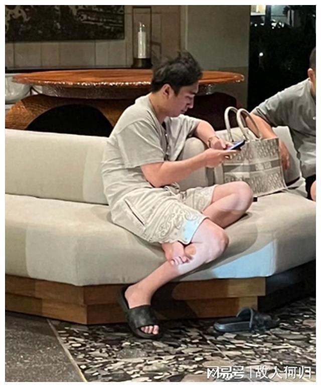 女性摆烂风格魅力解读,最新情侣头像流行趋势与女性摆烂头像的魅力展示