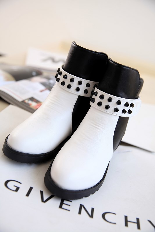 最新款黑白马丁靴，时尚潮流的必备之选