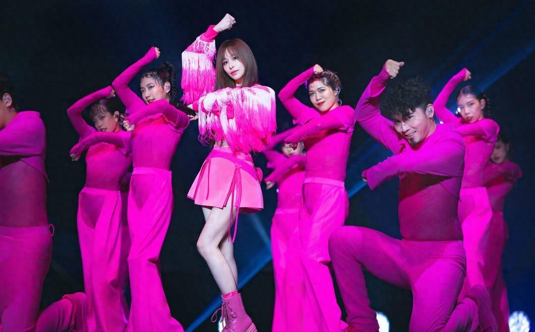 王心凌机场最新穿搭揭秘，小巷时尚秘密与特色小店探索