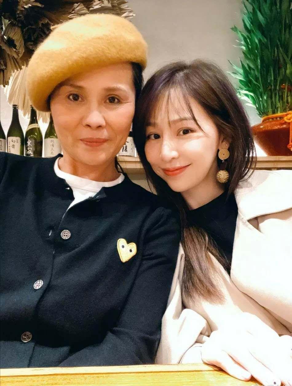 王心凌机场最新穿搭揭秘,小巷时尚秘密与特色小店探索