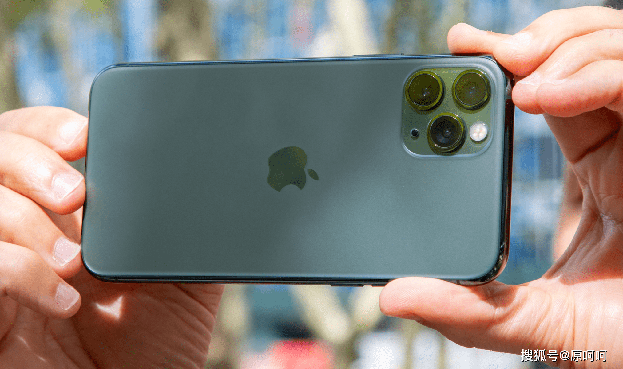 最新苹果手机款式与友情陪伴的温馨故事