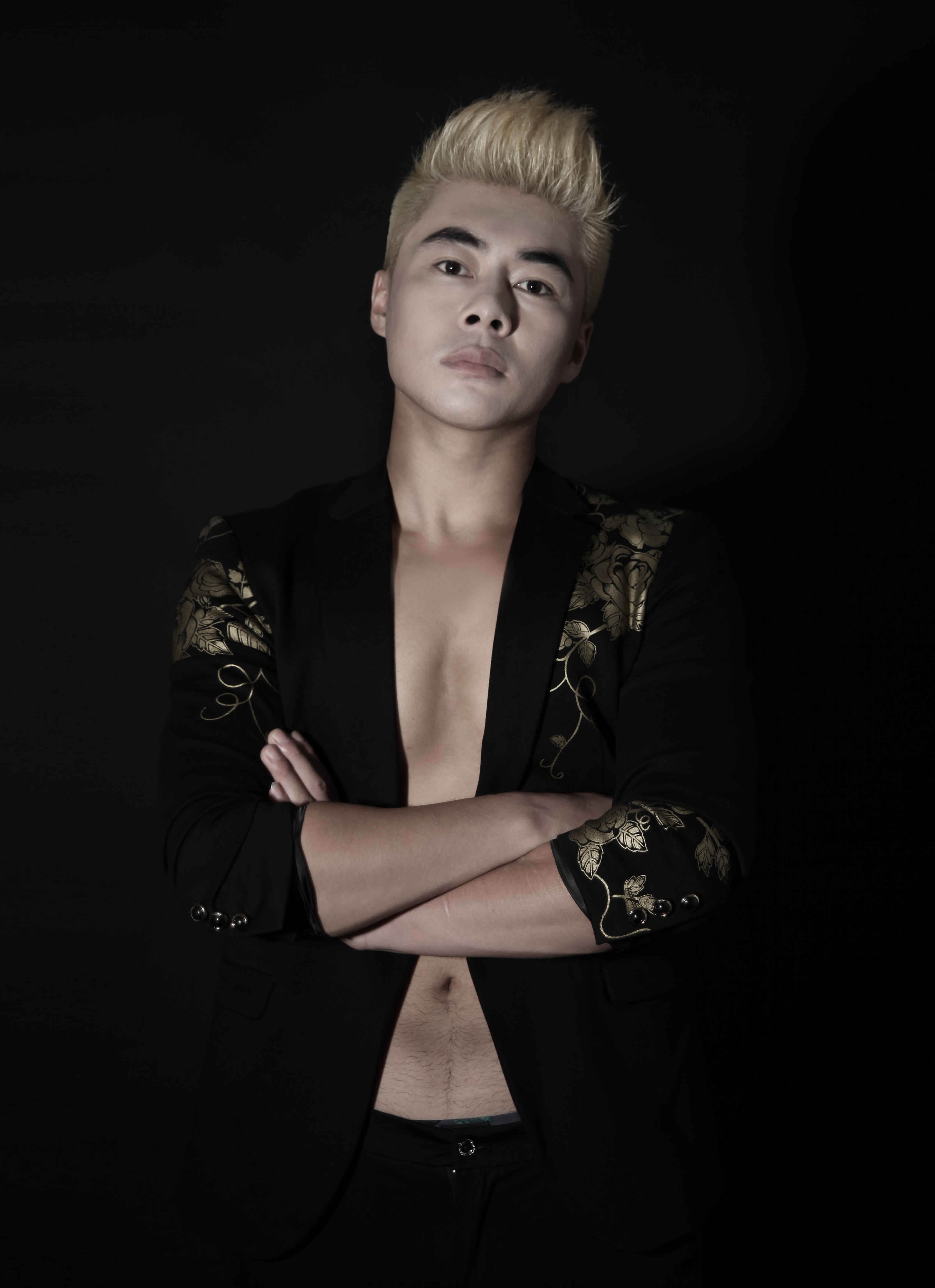 演员程龙生平揭秘,演艺传奇与隐藏美食之旅的探寻之路