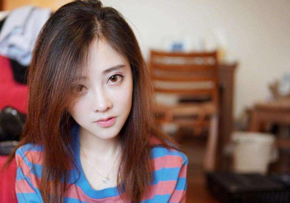 迪丽热巴闪耀登场快本新一期,美食与星光的小巷盛宴