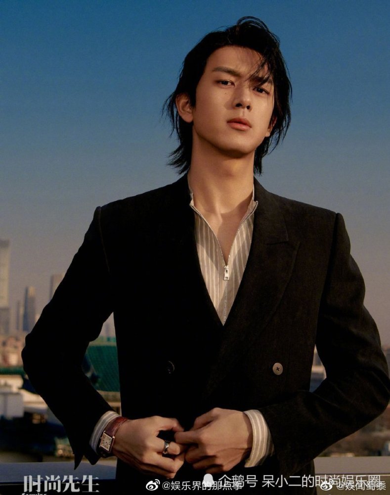 长发男明星的独特魅力闪耀舞台💖✨