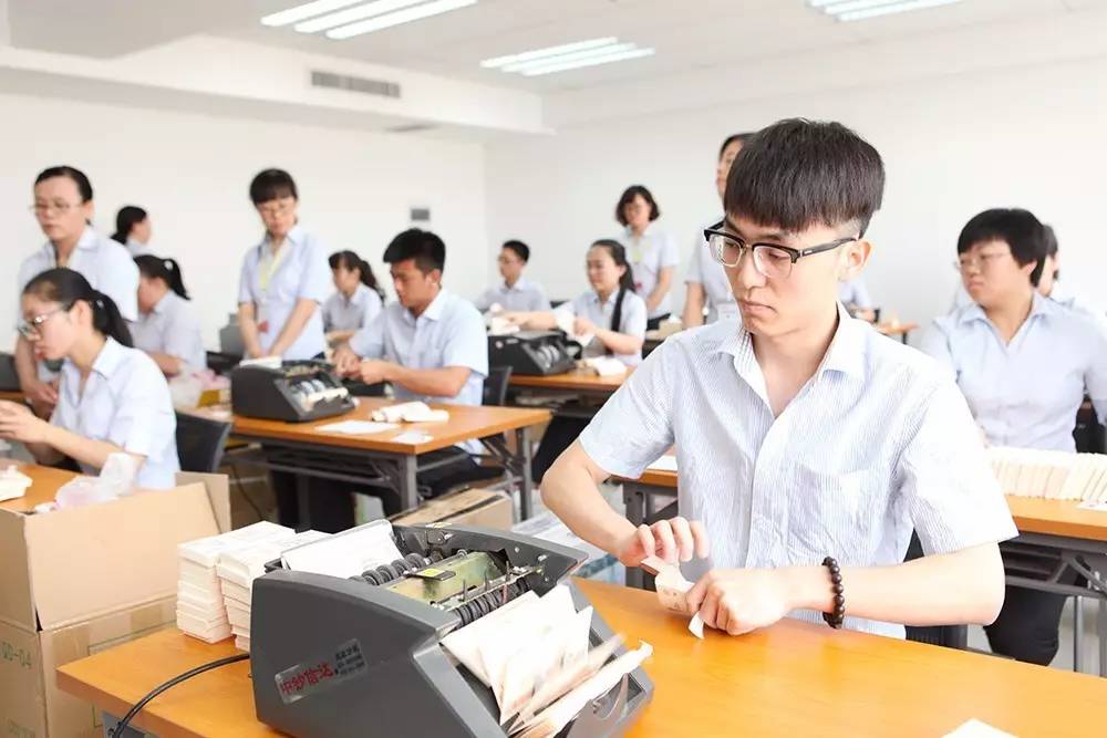 智能时代金融竞技，机器点钞大赛比拼开启！