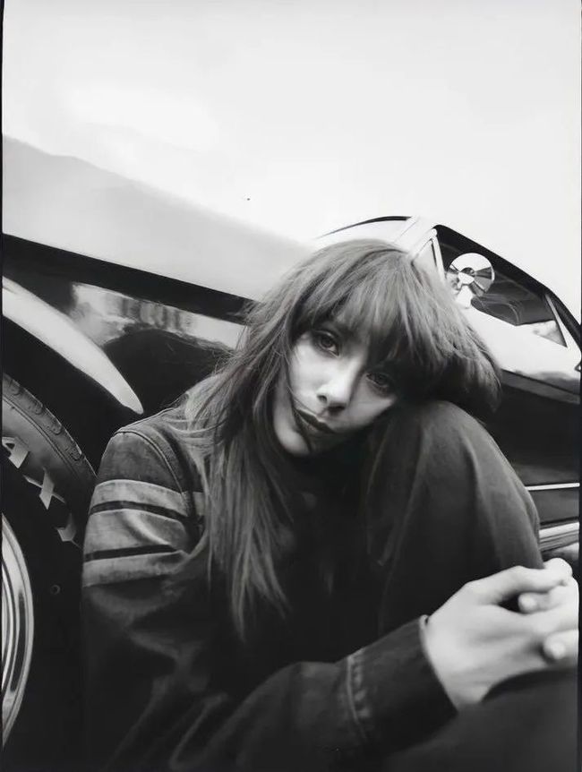 奥妹近期美照揭秘,小巷深处的独特风情韵味