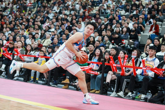 CBA比赛用球,与自然美景共舞的一场篮球之旅