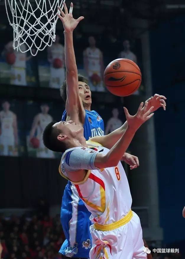 CBA比赛用球,与自然美景共舞的一场篮球之旅