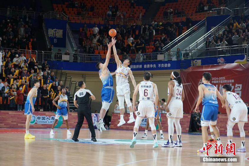 CBA比赛用球,与自然美景共舞的一场篮球之旅