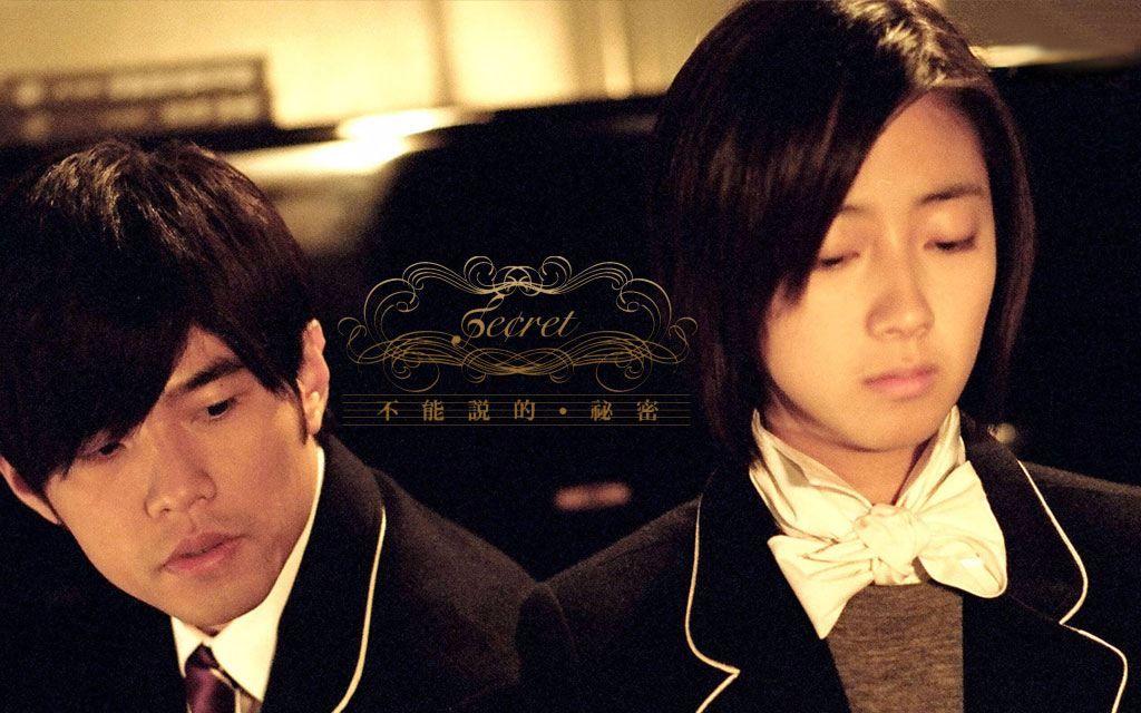 情侣共度温馨夜晚,爱的纽带与浪漫电影之夜