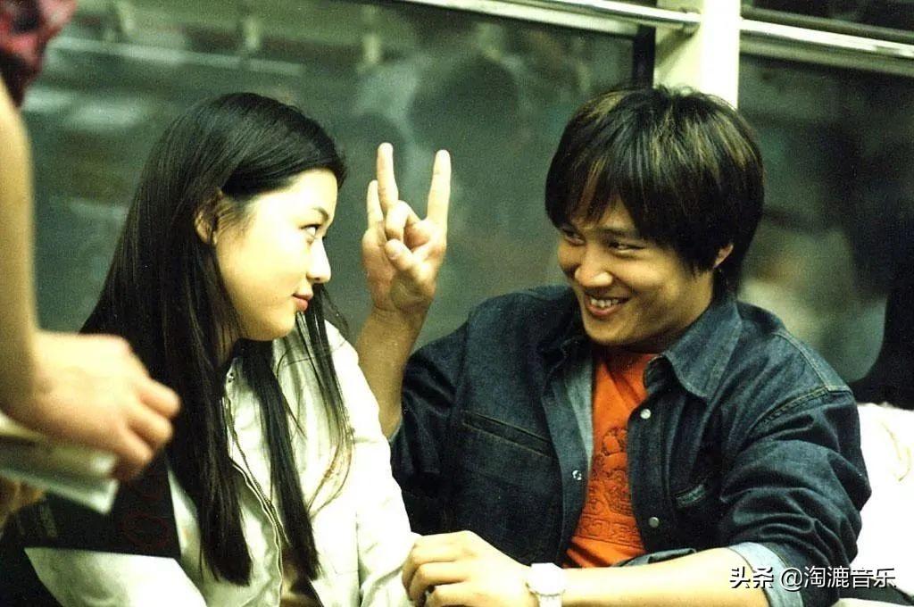 情侣共度温馨夜晚,爱的纽带与浪漫电影之夜