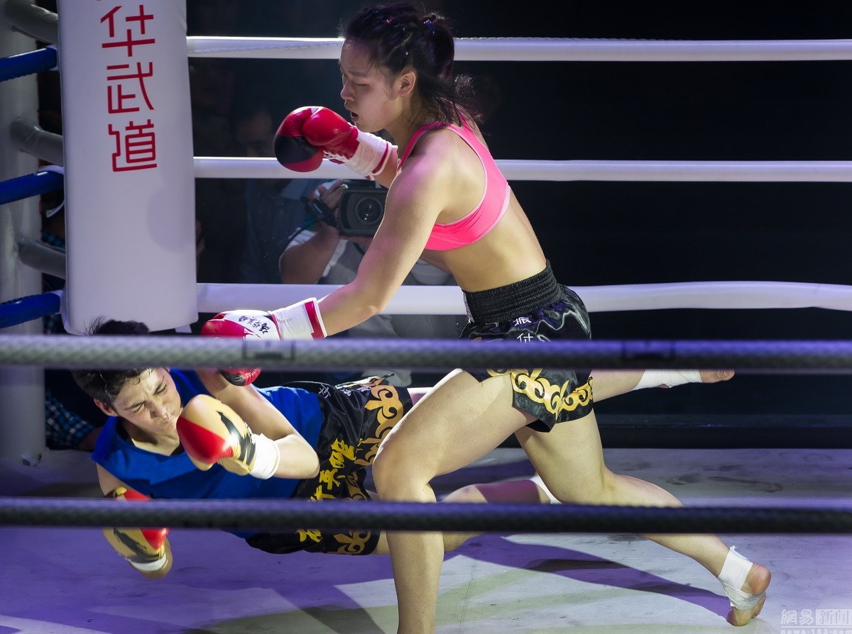 女子格斗比赛撕胸罩,女子格斗比赛撕胸罩,挑战传统与争议的碰撞