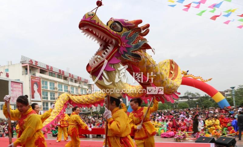 象州舞狮比赛，小巷中的狮舞盛宴与美食奇遇纪实视频欣赏
