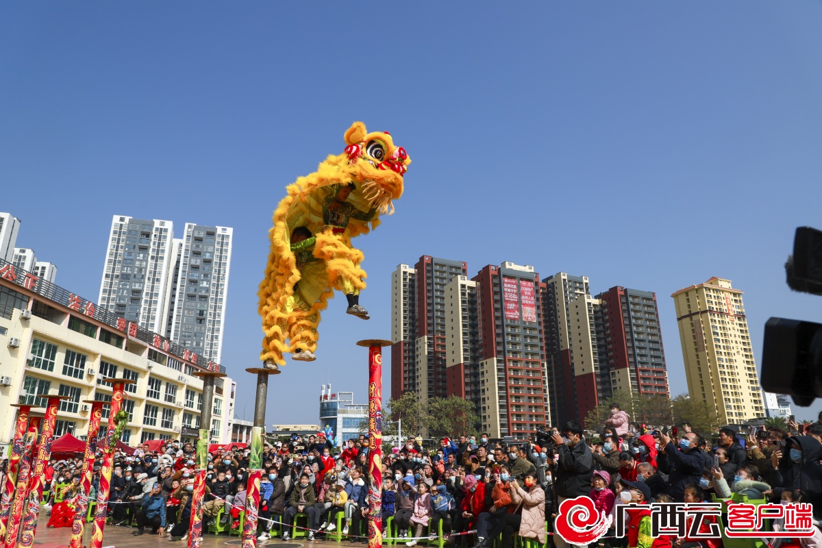 象州舞狮比赛,小巷中的狮舞盛宴与美食奇遇纪实视频欣赏