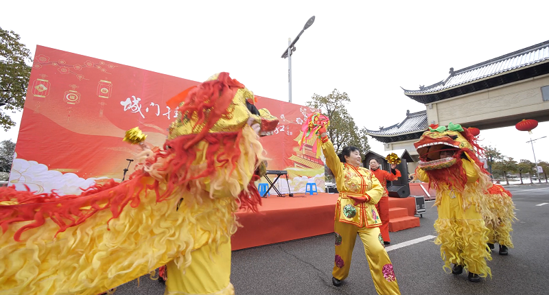 象州舞狮比赛,小巷中的狮舞盛宴与美食奇遇纪实视频欣赏