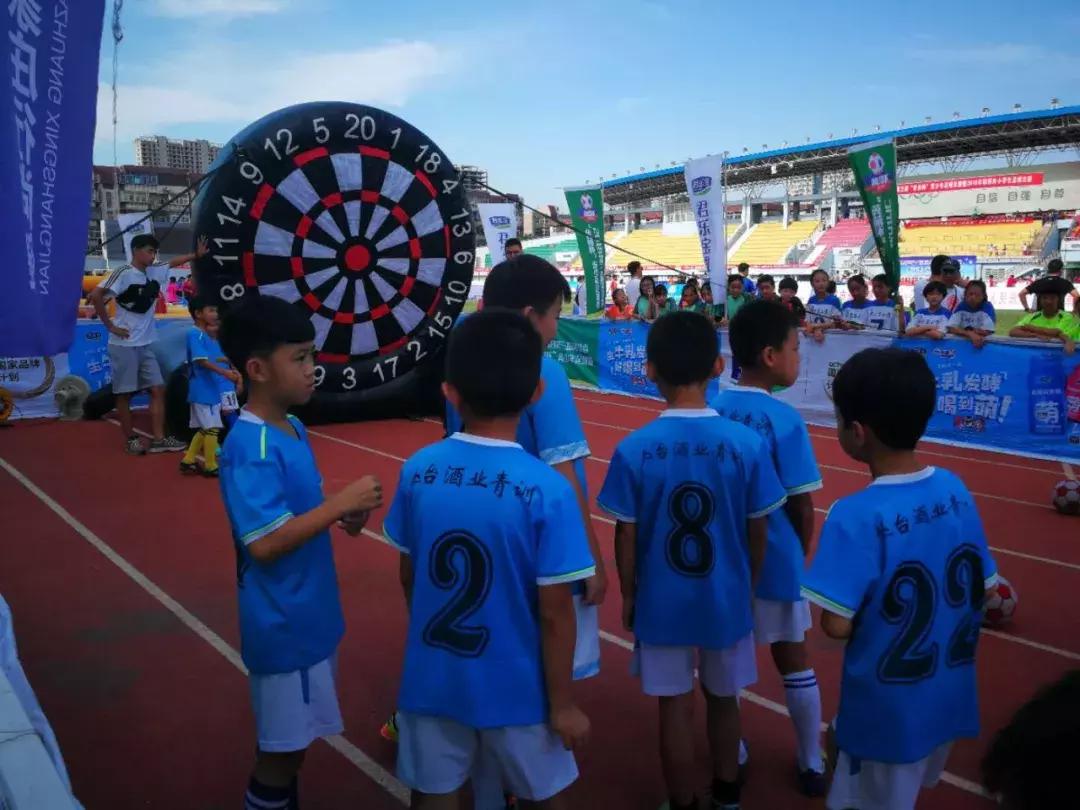 足球比赛宣传，探索自然美景的足球之旅，寻找内心的宁静与平和