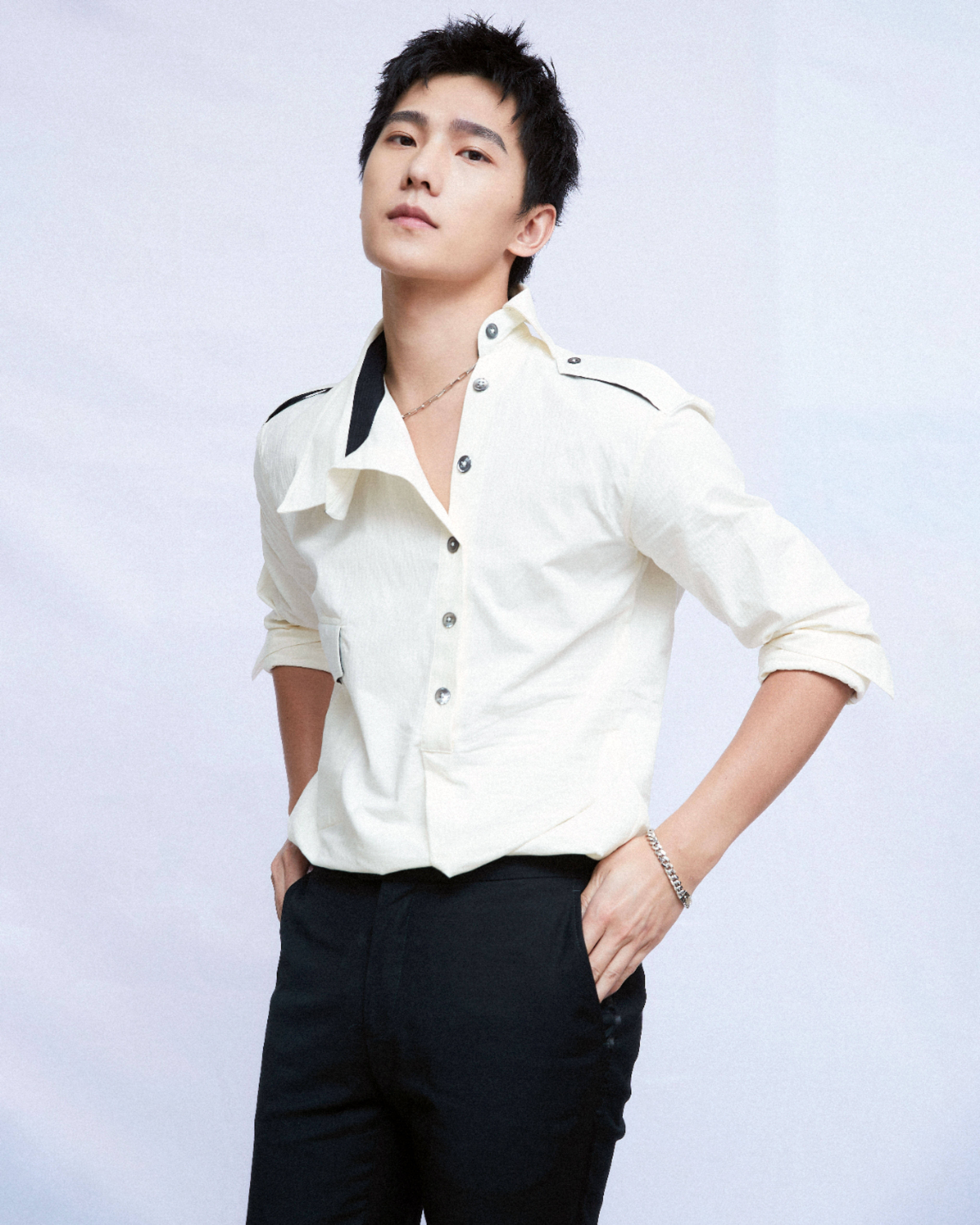 杨洋最新衬衫引领时尚潮流