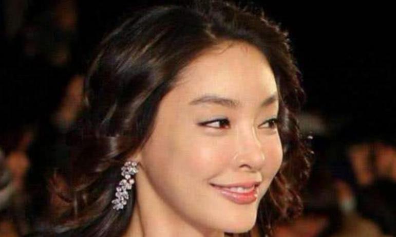 女明星心灵之旅，自然美景中的宁静与平和追求