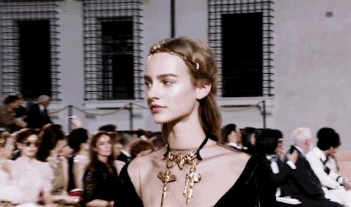 最新妆容趋势,最新妆容趋势，隐藏在小巷中的秘密花园，探索未知的美丽新境界！