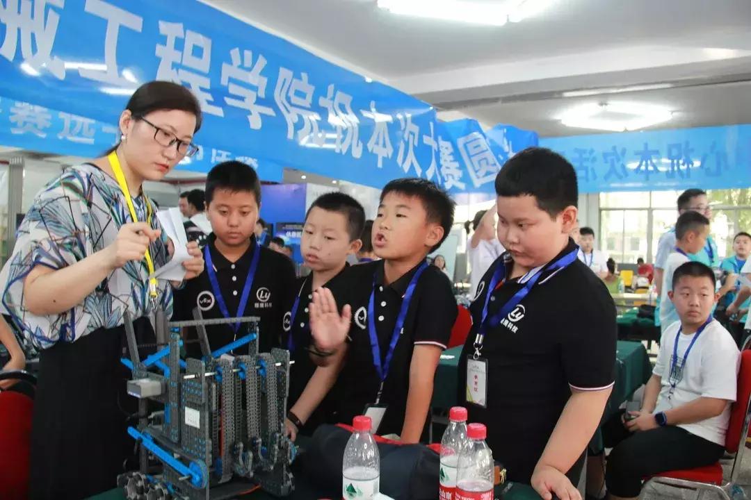 揭秘机器人比赛的盛宴，你不能错过的科技挑战！