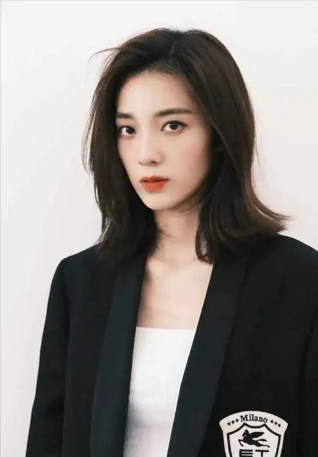 万鹏女演员,万鹏女演员,小巷深处的独特魅力与隐藏的美食秘境