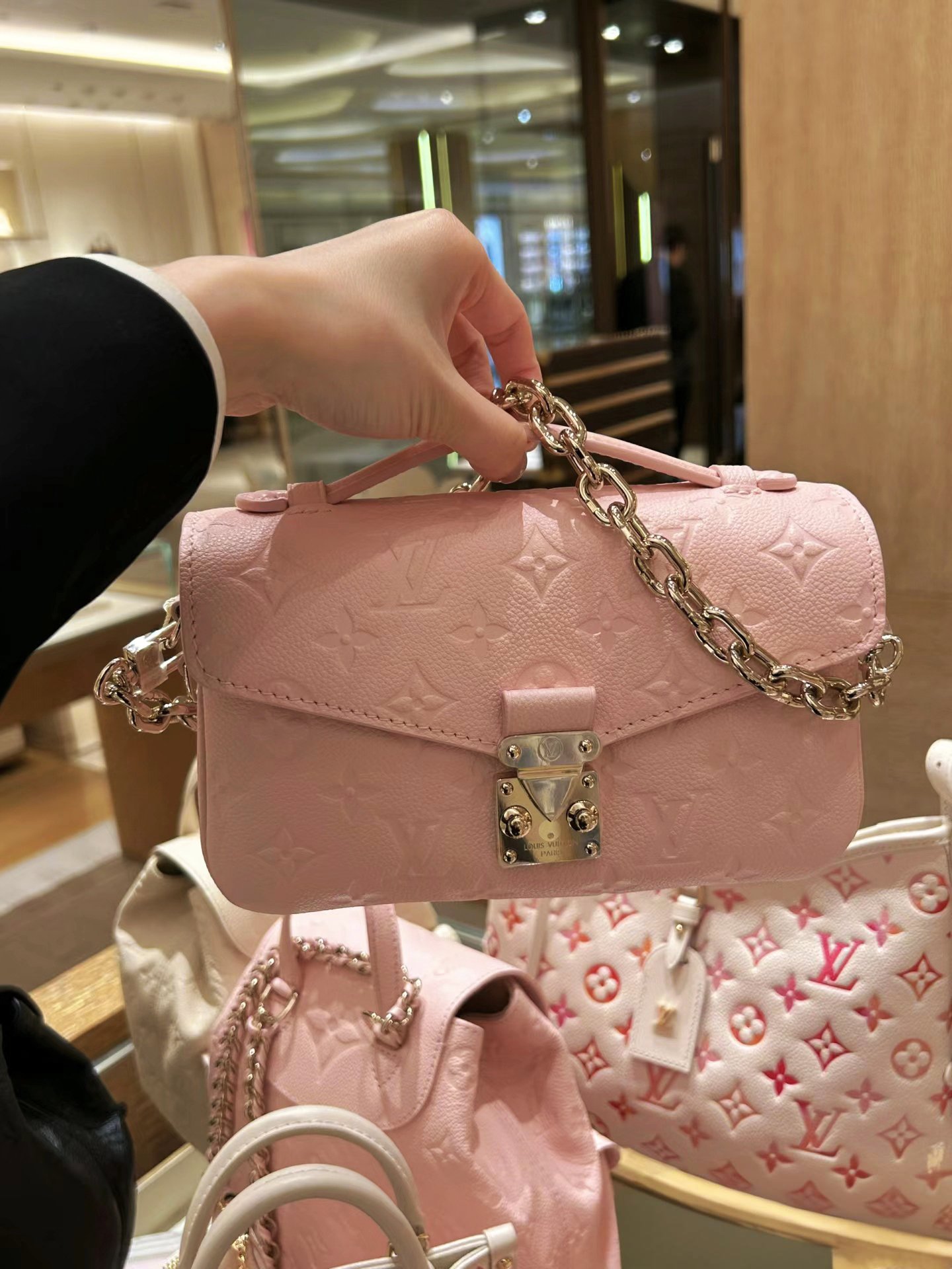 LV最新粉色时尚潮流璀璨印记的璀璨之选