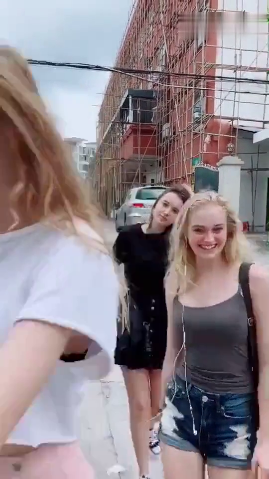 国外最新伪娘潮流视频,日常魅力与友情纽带